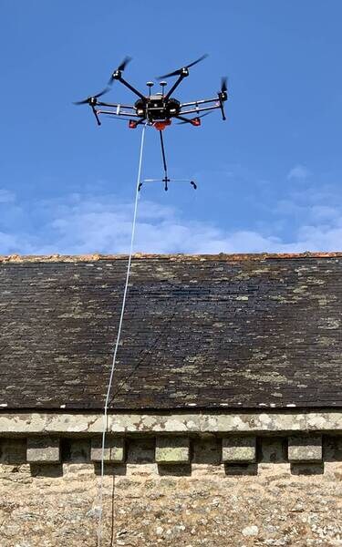 découvrez comment le drone de nettoyage toiture révolutionne l'entretien de votre toiture. profitez d'une approche efficace, rapide et sans danger pour enlever les débris, la mousse et les salissures, tout en préservant l'intégrité de votre maison. optiez pour une solution moderne et respectueuse de l'environnement.