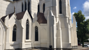 découvrez le démoussage exceptionnel des murs et de la toiture de l'église de saint-léger-sous-cholet. admirez le résultat époustouflant qui révèle la beauté de ce patrimoine architectural. ne manquez pas cette transformation spectaculaire !